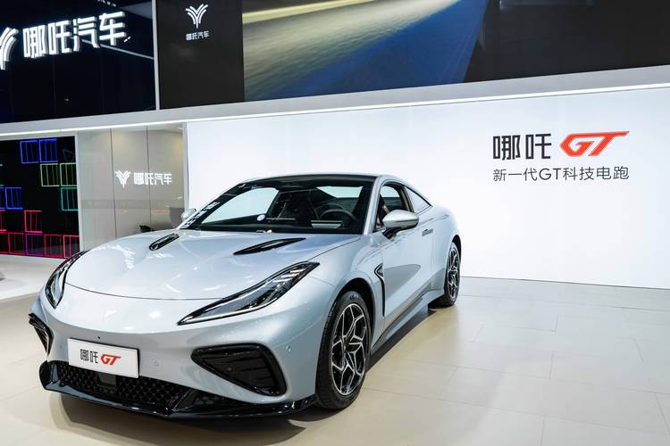 广州207哪吒汽车在智能汽车领域的表现，领途汽车在新能源汽车市场中的影响力